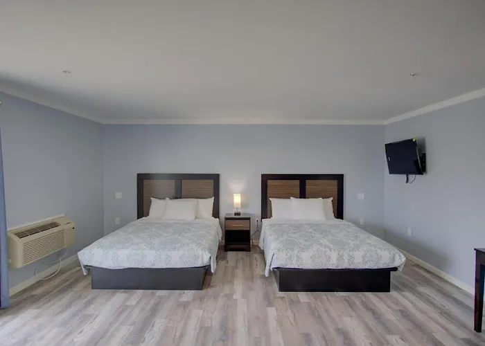 Dhimas Bayview Suites