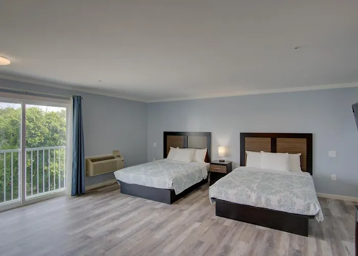 Dhimas Bayview Suites